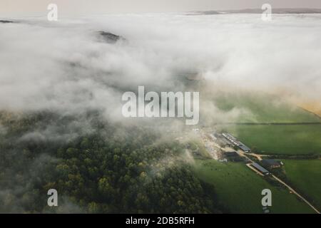 Un drone de haute altitude pousse sur des terres agricoles brumeuses à l'automne Royaume-Uni Banque D'Images