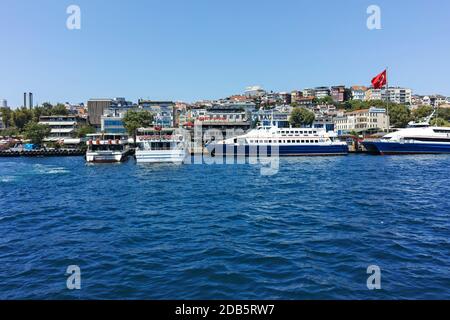 ISTANBUL, TURQUIE - 26 juillet 2019 : panorama du Bosphore à la ville d'Istanbul, Turquie Banque D'Images