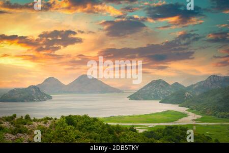 Montagnes sur le lac de Scadar au coucher du soleil au Monténégro Banque D'Images