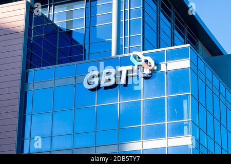 Logo GBT sur le siège social. Global Blood Therapeutics est une société biopharmaceutique au stade clinique - South San Francisco, Californie, États-Unis - 2020 Banque D'Images