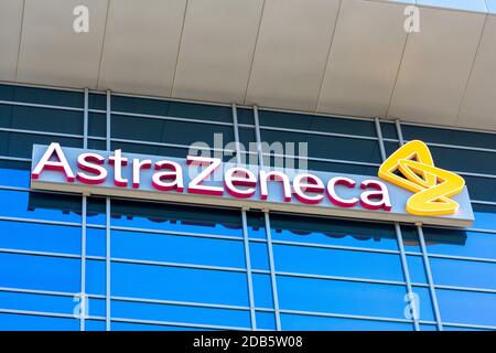 AstraZeneca signe le logo sur l'extérieur du bâtiment de la multinationale pharmaceutique et biopharmaceutique suédoise britannique - South San Francisco, Californie Banque D'Images