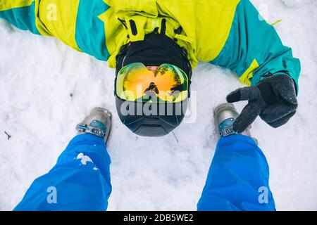 couple s'amusant à prendre des photos à l'image de lunettes de ski Banque D'Images