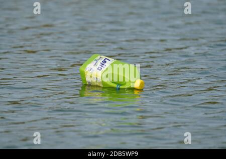 Bouteille en plastique de javellisant flottant dans une rivière sur la surface de l'eau, pollution. Espagne. Banque D'Images