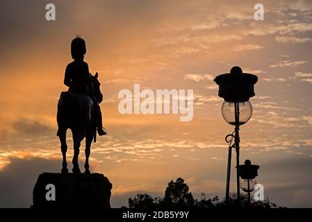 Le Royal Scots Grays Monument en silhouette tandis que le soleil se couche sur Princes Street, Édimbourg, Écosse, Royaume-Uni. Banque D'Images