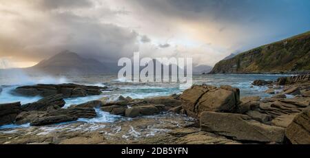 Vagues s'écrasant sur le rivage avec un ciel spectaculaire et sombre à Elgol sur l'île de Skye, en Écosse, au Royaume-Uni. Banque D'Images