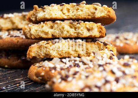 vrai flocons d'avoine et biscuits de blé arrosé de noix et de graines de différents types Banque D'Images