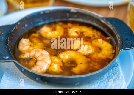 crevettes rôties à l'huile servies sous forme de tapas. Banque D'Images