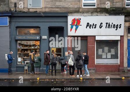 Clients faisant la queue devant Twelve Triangles, une boulangerie et un café-restaurant à Duke Street, Leith, Édimbourg, Écosse, Royaume-Uni. Banque D'Images