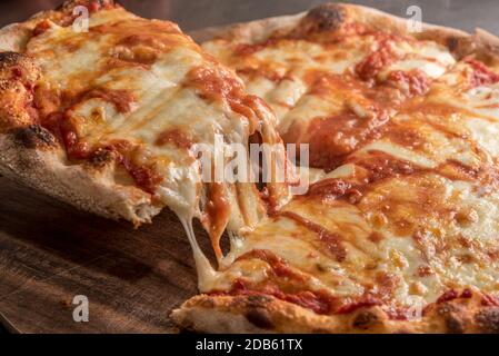 tranche de pizza avec tomate et mozzarella fondue chaude, gros plan Banque D'Images