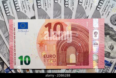 Face avant de l'arrière-plan de l'euro européen et de l'argent en dollars, la dénomination de la facture est de dix euros et 100 dollars Banque D'Images