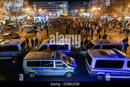 16 novembre 2020, Saxe-Anhalt, Halle (Saale): Des véhicules de police se tiennent autour d'un rassemblement de l'AfD (M), qui a lieu sous la devise 'Stop la dictature de Corona' dans le centre de Halle/Saale. L'alliance Halle contre les protestations de droite contre le rassemblement. Photo: Hendrik Schmidt/dpa-Zentralbild/ZB Banque D'Images