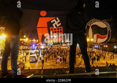 16 novembre 2020, Saxe-Anhalt, Halle (Saale): Des contre-manifestants protestent contre un rassemblement de l'AfD sous la devise 'Stop la dictature de Corona' dans le centre de Halle/Saale. L'alliance Halle contre la droite a annoncé une contre-manifestation. Des règles d'hygiène strictes s'appliquent aux rassemblements. Photo: Jan Woitas/dpa-Zentralbild/ZB Banque D'Images