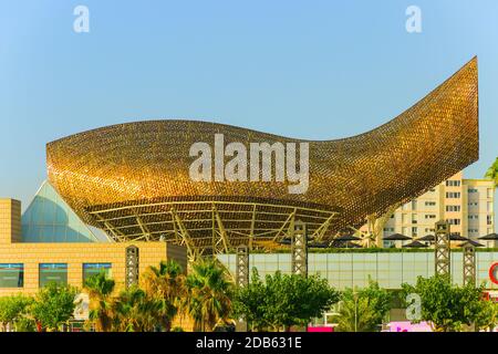 Célèbre sculpture Peix Gold Fish dans la région de Port Olympic. Barcelone, Espagne. Banque D'Images