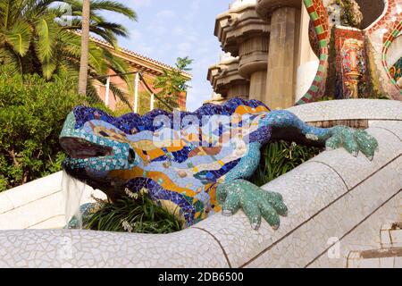 Sculpture d'un dragon salamandre d'Antoni Gaudi mosaïque dans parc guell de Barcelone Banque D'Images
