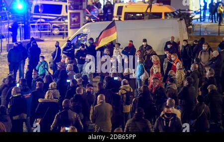 16 novembre 2020, Saxe-Anhalt, Halle (Saale): Les participants d'un rassemblement de l'AfD protestent sous la devise 'Stop la dictature Corona' dans le centre de Halle/Saale. L'alliance Halle contre la droite a annoncé une contre-manifestation. Des règles d'hygiène strictes s'appliquent aux rassemblements. Photo: Hendrik Schmidt/dpa-Zentralbild/ZB Banque D'Images