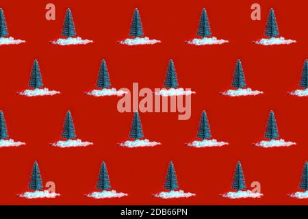 Motif de Noël arbre de Noël en neige sur fond rouge. Concept de nouvel an minimal. Pose à plat. Banque D'Images
