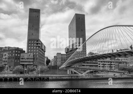 Zubizuri pont piéton et Isozaki Atea gratte-ciel à Bilbao en noir et blanc, Pays basque, Espagne Banque D'Images