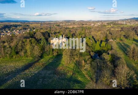 Vue aérienne de Calder House, Mid Calder, West Lothian. Banque D'Images