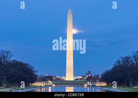 Washington Monument dans la nouvelle piscine réfléchissante de Lincoln Memorial au coucher du soleil nuit.ce monument est obélisque sur le National Mall un des monuments de Wash Banque D'Images