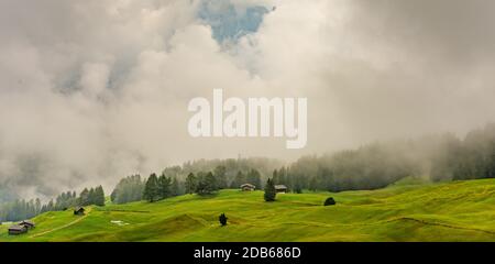 Vue d'été de Puez Odle Seceda mountain chalets en bois et de dolomites, Trentin-Haut-Adige, le Tyrol du Sud, Italie Banque D'Images