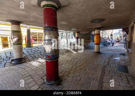 Colonnes en céramique émaillée à Hundertwasserhaus, par Friedensreich Hundertwasser et Josef Krawina, quartier Landstraße, Vienne, Autriche Banque D'Images