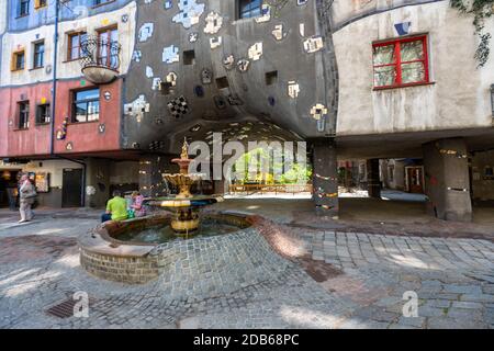 Hundertwasserhaus, façade Kegelgasse, par Friedensreich Hundertwasser et Josef Krawina, quartier Landstraße, Vienne, Autriche Banque D'Images