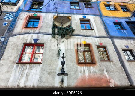 Hundertwasserhaus, façade Kegelgasse, par Friedensreich Hundertwasser et Josef Krawina, quartier Landstraße, Vienne, Autriche Banque D'Images