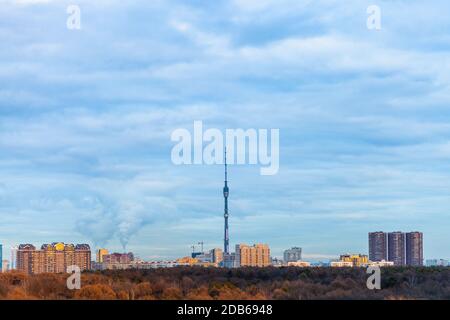 Au-dessus de la vue des maisons d'appartements et de la tour de télévision sous ciel bleu nuageux dans la ville de Moscou au crépuscule du printemps Banque D'Images