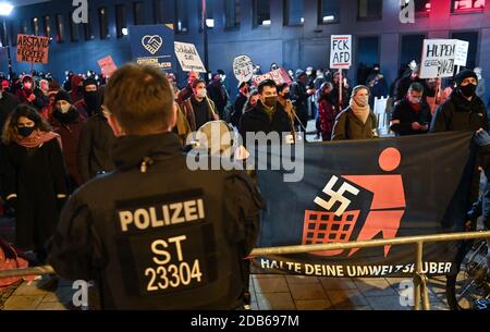 16 novembre 2020, Saxe-Anhalt, Halle (Saale): L'alliance Halle contre les protestations de droite contre un rassemblement de l'AfD. Le parti a enregistré un rassemblement sous la devise 'Arrêter la dictature de Corona'. Des règles d'hygiène strictes s'appliquent aux rassemblements. Photo: Hendrik Schmidt/dpa-Zentralbild/ZB Banque D'Images