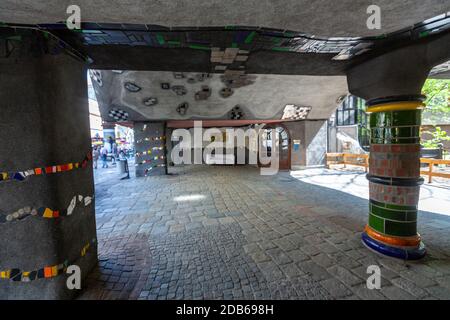 Colonnes en céramique émaillée à Hundertwasserhaus, par Friedensreich Hundertwasser et Josef Krawina, quartier Landstraße, Vienne, Autriche Banque D'Images