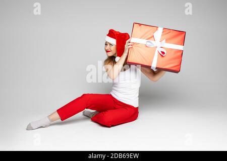 J'avais peur qu'une belle dame porte un chapeau de père Noël avec une grande boîte cadeau Banque D'Images