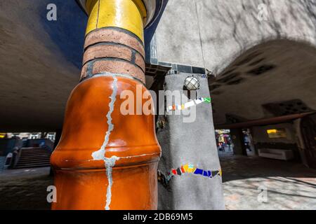 Colonnes en céramique émaillée à Hundertwasserhaus, par Friedensreich Hundertwasser et Josef Krawina, quartier Landstraße, Vienne, Autriche Banque D'Images