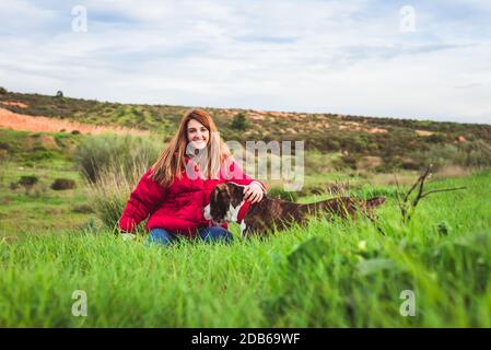 Jeune femme assise avec un terrier américain du Staffordshire Banque D'Images