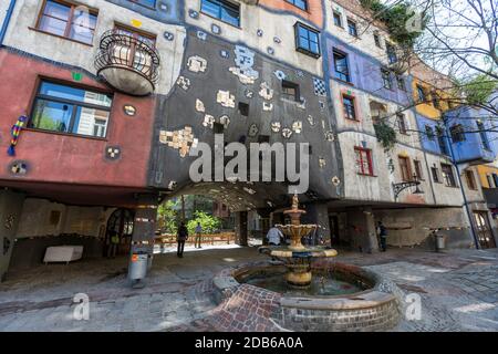 Hundertwasserhaus, façade Kegelgasse, par Friedensreich Hundertwasser et Josef Krawina, quartier Landstraße, Vienne, Autriche Banque D'Images