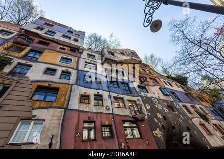 Hundertwasserhaus, façade Kegelgasse, par Friedensreich Hundertwasser et Josef Krawina, quartier Landstraße, Vienne, Autriche Banque D'Images