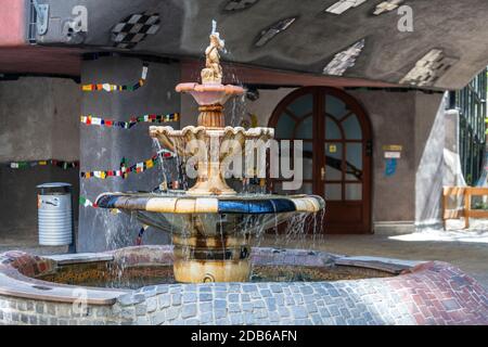 Fontaine de Hundertwasserhaus, par Friedensreich Hundertwasser et Josef Krawina, quartier Landstraße, Vienne, Autriche Banque D'Images