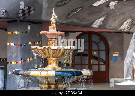 Fontaine de Hundertwasserhaus, par Friedensreich Hundertwasser et Josef Krawina, quartier Landstraße, Vienne, Autriche Banque D'Images