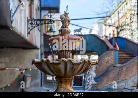 Fontaine de Hundertwasserhaus, par Friedensreich Hundertwasser et Josef Krawina, quartier Landstraße, Vienne, Autriche Banque D'Images