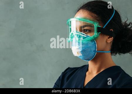 Portrait en gros plan d'une infirmière féminine portant un équipement de protection individuelle Banque D'Images