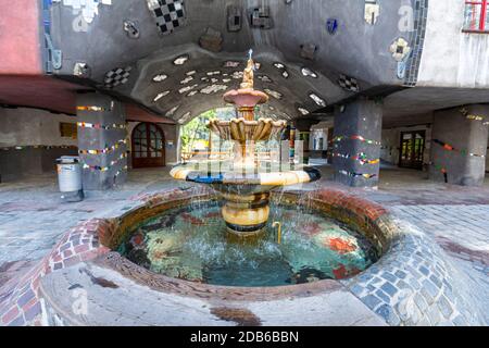 Fontaine de Hundertwasserhaus, par Friedensreich Hundertwasser et Josef Krawina, quartier Landstraße, Vienne, Autriche Banque D'Images