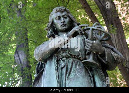 Cracovie. Cracovie. Pologne. Nicolaus Copernicus Statue à l'astrolabe entre les mains devant l'université jagiellonienne. Banque D'Images