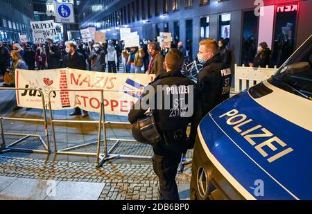 16 novembre 2020, Saxe-Anhalt, Halle (Saale): La police observe la contre-manifestation de Halle contre la droite. Les participants protestent contre un rassemblement de l'AfD. Le parti a enregistré un rassemblement sous la devise 'Arrêter la dictature de Corona'. Des règles d'hygiène strictes s'appliquent aux rassemblements. Photo: Hendrik Schmidt/dpa-Zentralbild/ZB Banque D'Images