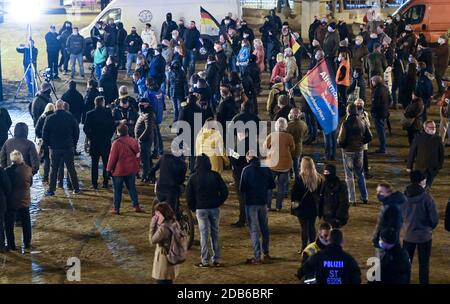 16 novembre 2020, Saxe-Anhalt, Halle (Saale): Les participants d'un rassemblement de l'AfD protestent sous la devise 'Stop la dictature Corona' dans le centre de Halle/Saale. L'alliance Halle contre la droite a annoncé une contre-manifestation. Des règles d'hygiène strictes s'appliquent aux rassemblements. Photo: Hendrik Schmidt/dpa-Zentralbild/ZB Banque D'Images