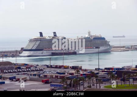 BARCELONE, ESPAGNE - 27 AOÛT 2012 : le bateau de croisière amarré au port de Barcelone, avec un secteur de bateaux de sport, quai et un quartier commerçant. Catalogne, Banque D'Images