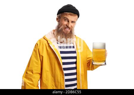 Pêcheur barbu tenant une tasse de bière et souriant à la caméra isolée sur fond blanc Banque D'Images