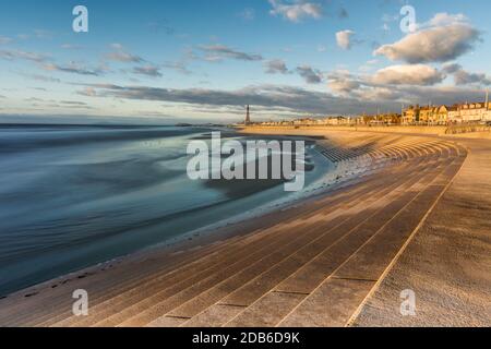 Nuages sur la côte de Blackpool à l'heure d'or. Banque D'Images