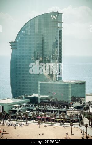 BARCELONE, ESPAGNE - 27 AOÛT 2012: W Hotel, la plage de la Barceloneta à Barcelone, Espagne. Banque D'Images