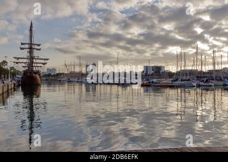 BARCELONE, ESPAGNE - 27 AOÛT 2012: Port Vell vieux port de Barcelone avec une zone de bateaux pirates, quai et un quartier commerçant. Catalogne, Espagne. Banque D'Images