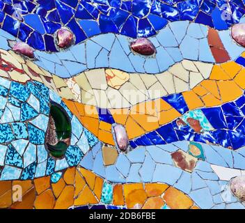 Mosaïque de texture de carreaux de céramique de couleur par Antoni Gaudi à son parc Guell, Barcelone, Espagne Banque D'Images