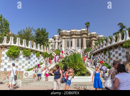 BARCELONE, ESPAGNE, 20 AOÛT 2013 : entrée au parc Guell d'Antonio Gaudi. Mosaïque au Parc Guell conçu par Antoni Gaudi situé sur Carmel Hill, Barc Banque D'Images